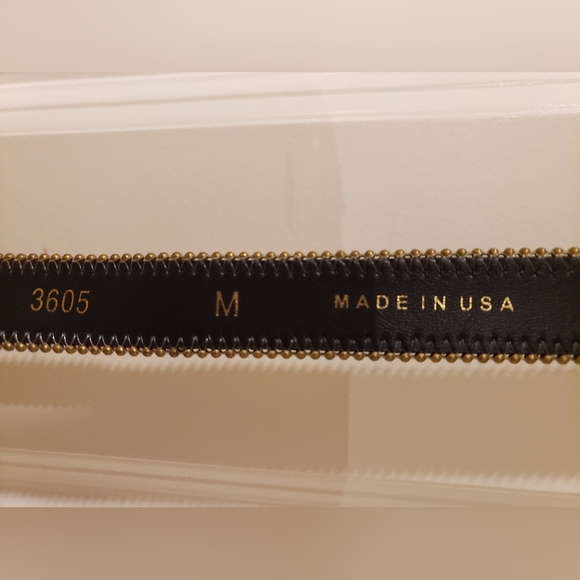 NWOT LEATHER TAPESTRY BELT GOLD TONE BUCKLE. - Picture 5 of 6